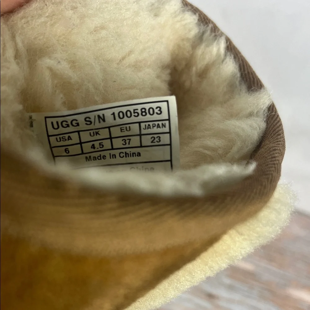 UGG‎ Australia Women’s Size 6 Cozy Tan Shearling Boots
